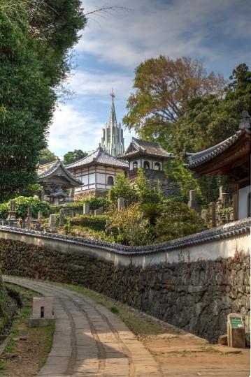 平戸_寺院と教会の見える坂道（写真提供確認必要）.jpg