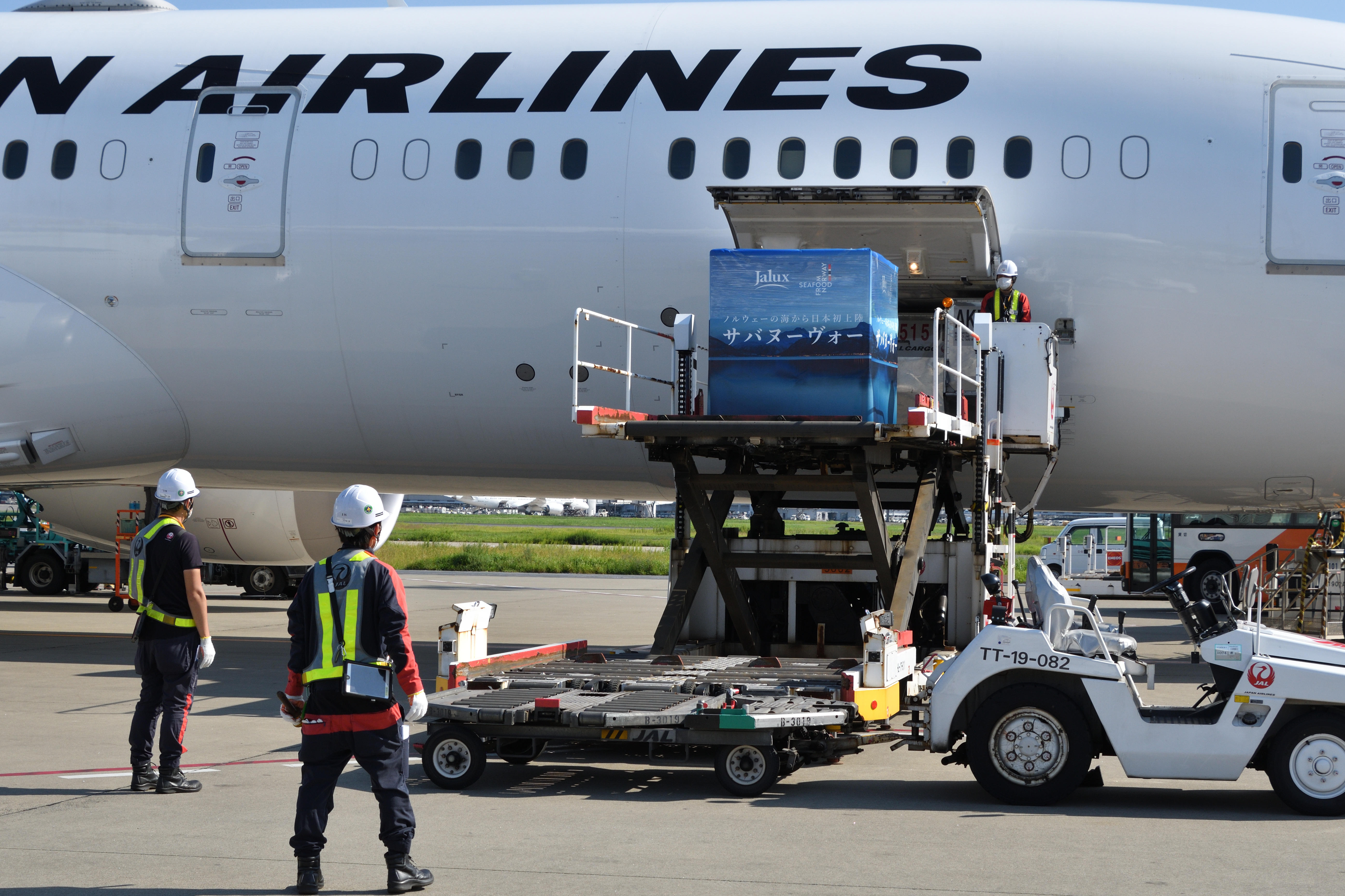 日本の航空会社で初となる、 電動ハイリフトローダー・電動ベルト